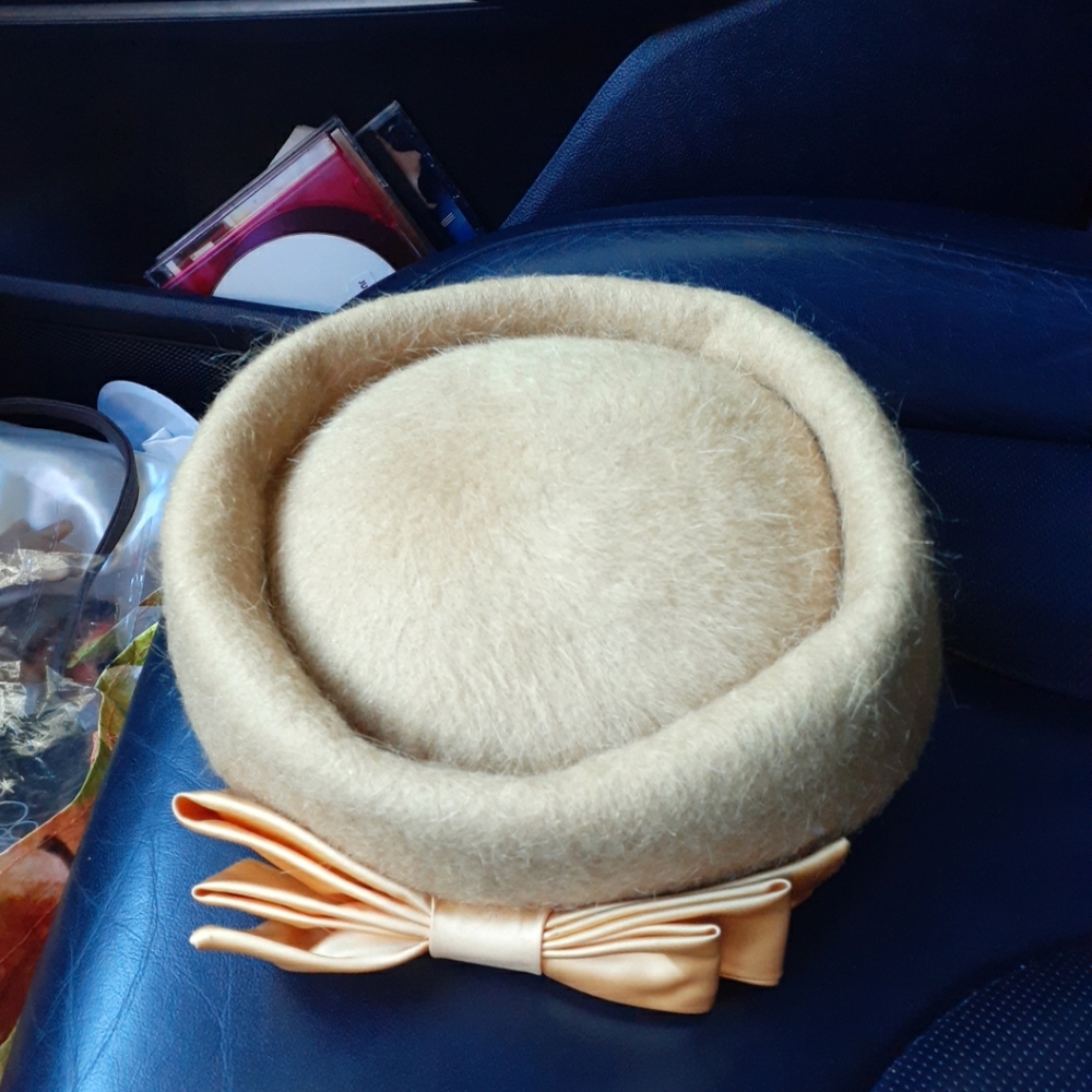 Soft Gold Vintage Meldsoil  Pillbox Hat